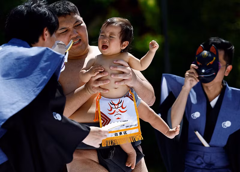 Chùm ảnh 100 em bé khóc òa trong lễ hội sumo