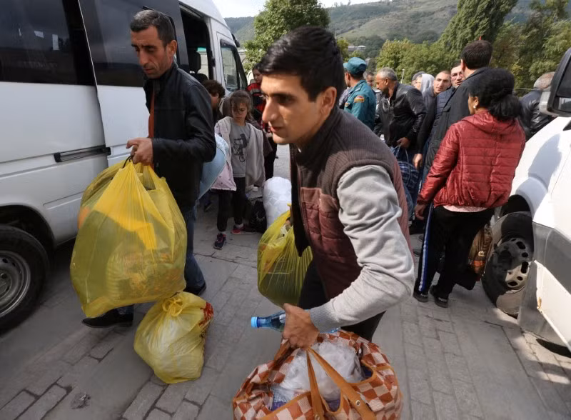 Người tị nạn mang nhiều đồ dùng. Chùm ảnh người Armenia ở Karabakh ồ ạt di cư