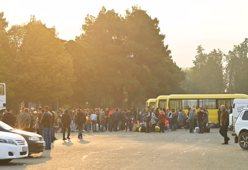 Người dân tập trung cạnh xe buýt ở trung tâm Stepanakert trước khi rời Nagorno-Karabakh, khu vực sinh sống của người dân tộc Armenia, ngày 25/9. Chùm ảnh người Armenia ở Karabakh ồ ạt di cư