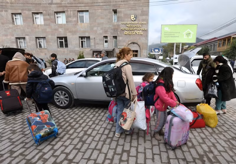 Người tị nạn từ vùng Nagorno-Karabakh đến trung tâm lưu trú tạm thời ở thị trấn Goris, Armenia. Chùm ảnh người Armenia ở Karabakh ồ ạt di cư