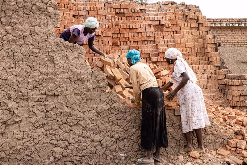 Để tồn tại, những phụ nữ tị nạn Sudan thường làm việc tại các công trường xây dựng hoặc làm những công việc khác mà theo truyền thống chỉ dành cho nam giới. Chùm ảnh phụ nữ Sudan hết hy vọng trong trại tị nạn ở Chad