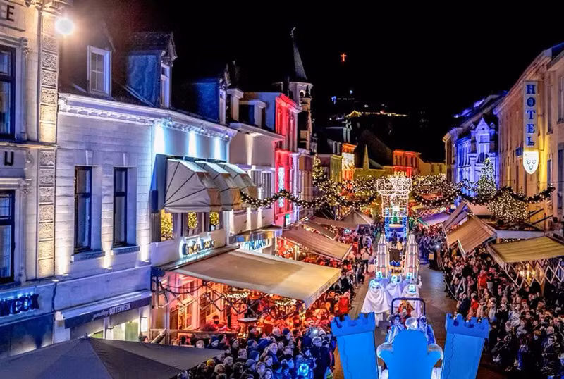 Valkenburg là chợ Giáng sinh được yêu thích ở Hà Lan và có cuộc diễu hành Giáng sinh hoành tráng nhất ở châu Âu. Những khu chợ Giáng sinh đẹp nhất châu Âu