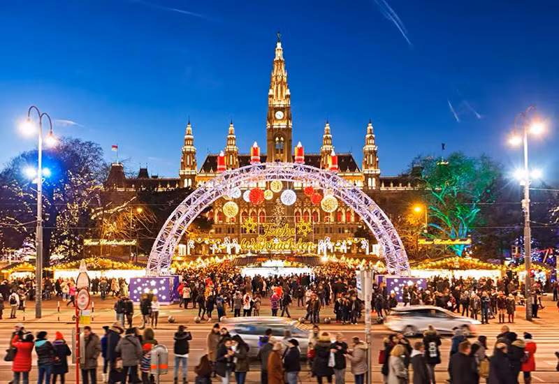 Chợ Giáng sinh Vienna Magic of Advent ở Vienna, Áo biến Quảng trường Tòa thị chính thành vùng đất cổ tích rực rỡ. Tại đây có quà tặng, đồ trang trí, đồ ngọt và đồ uống ấm đón du khách. Những khu chợ Giáng sinh đẹp nhất châu Âu