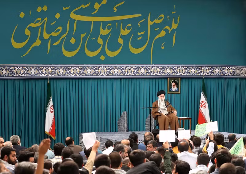 Lãnh đạo tối cao Iran Ayatollah Ali Khamenei tìm cách trấn an người Iran, nói rằng các vấn đề quốc gia sẽ không bị gián đoạn. Tính mạng Tổng thống Iran bị đe dọa sau vụ tai nạn máy bay