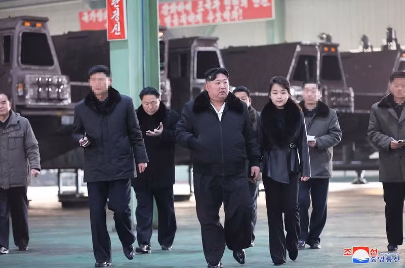 Ông nhấn mạnh rằng nhà máy này đóng vai trò quan trọng trong việc tăng cường khả năng phòng thủ của đất nước. Chùm ảnh ông Kim Jong un và con gái thị sát nhà máy sản xuất bệ phóng ICBM