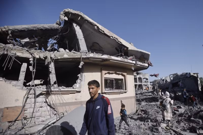 Phần lớn Gaza đã bị san phẳng bởi hàng nghìn cuộc không kích và lãnh thổ này phải đối mặt với tình trạng thiếu lương thực, nước và nhiên liệu. Hình ảnh hàng nghìn người Palestine trở về Gaza
