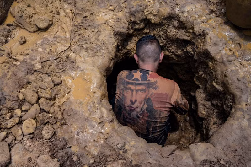 “Với số tiền kiếm được, em có thể mua đồ cho mình giày dép, quần áo... đôi khi là một ít đồ ngọt" - cậu nói. Khắc nghiệt vùng đất trẻ em 'cần vàng, không cần sách'
