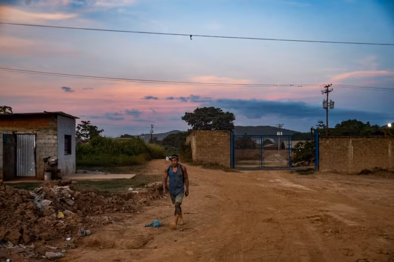 Venezuela chịu khủng hoảng kinh tế nghiêm trọng từ 2013, được cho là do quản lý yếu kém về chính trị, lệnh trừng phạt của Mỹ và phụ thuộc quá mức vào trữ lượng dầu mỏ của nước này. Khắc nghiệt vùng đất trẻ em 'cần vàng, không cần sách'