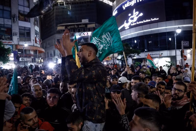 Hình ảnh biển người Palestine chờ tù nhân được trả tự do