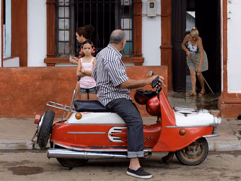 Một người trên chiếc xe tay ga CZ 502 mẫu 1962 do Séc sản xuất ở làng Artemisa, phía tây Havana, tháng 2/2010. (Ảnh: REUTERS/Desmond Boylan) Chùm ảnh những chiếc xe cổ tuyệt đẹp trên đường phố Havana