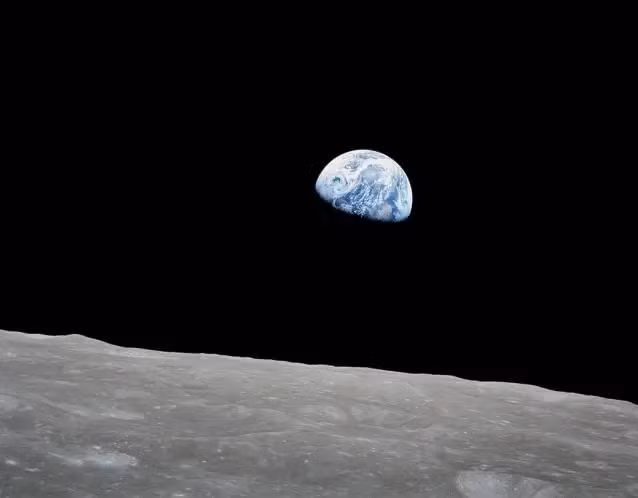 Ông Anders đã chụp bức ảnh “Trái đất mọc” năm 1968 mang tính biểu tượng tháng 12/1968 khi đang thực hiện sứ mệnh Apollo 8, sứ mệnh quỹ đạo Mặt trăng đầu tiên. Video máy bay chở phi hành gia Apollo 8 bốc cháy và lao xuống biển