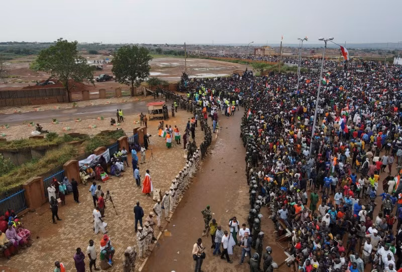 Hàng chục nghìn người Niger vây quanh căn cứ quân sự Pháp