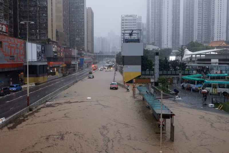 Hình ảnh Hong Kong tê liệt vì lũ lụt sau bão Haikui