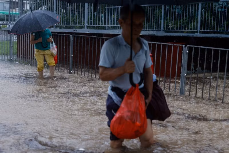 Dù Haikui đã suy yếu thành áp thấp nhiệt đới, nhưng những đám mây di chuyển chậm của nó đã trút lượng mưa khổng lồ xuống khu vực còn ngập nước do siêu bão một tuần trước đó. Hình ảnh Hong Kong tê liệt vì lũ lụt sau bão Haikui