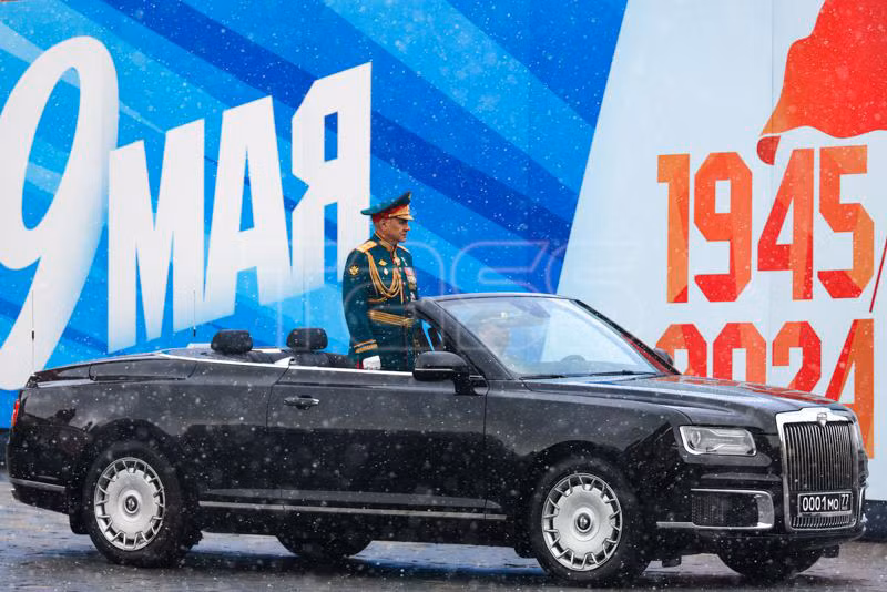 Bộ trưởng Bộ Quốc phòng Lục quân Sergey Shoigu theo dõi cuộc duyệt binh do Tổng tư lệnh Lực lượng Lục quân Oleg Salyukov chỉ huy. Chùm ảnh hơn 9.000 quân nhân và loạt khí tài diễu binh mừng Ngày chiến thắng