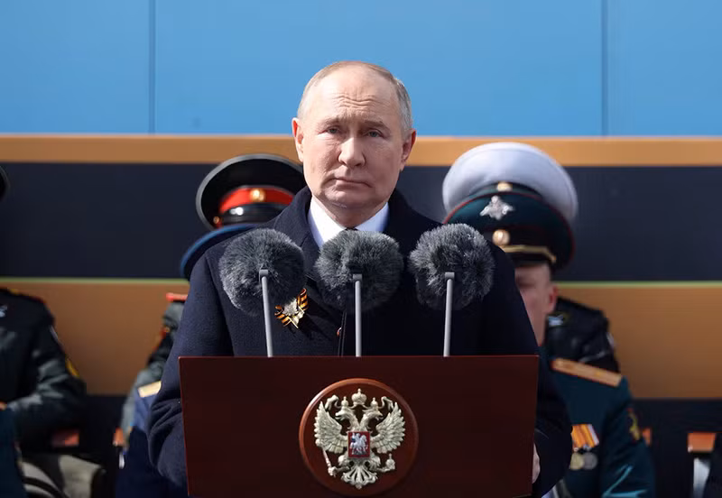 Tổng thống Nga Vladimir Putin, các cựu chiến binh và quan khách theo dõi lễ duyệt binh từ khán đài trung tâm trên Quảng trường Đỏ. Chùm ảnh hơn 9.000 quân nhân và loạt khí tài diễu binh mừng Ngày chiến thắng