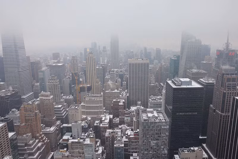 Tuyết bao phủ các mái nhà trên bầu trời Manhattan trong đợt tuyết rơi đầu tiên sau hơn 700 ngày tại Thành phố New York, Mỹ, ngày 16/1. (Ảnh: REUTERS/Andrew Kelly) Chùm ảnh khung cảnh mùa đông khắp thế giới nhìn từ trên cao