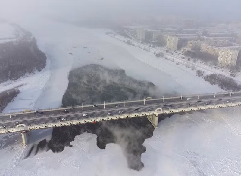 Ô tô chạy trên cầu bắc qua sông Irtysh ở Omsk, Nga, ngày 7/12. (Ảnh: REUTERS/Alexey Malgavko). Chùm ảnh khung cảnh mùa đông khắp thế giới nhìn từ trên cao