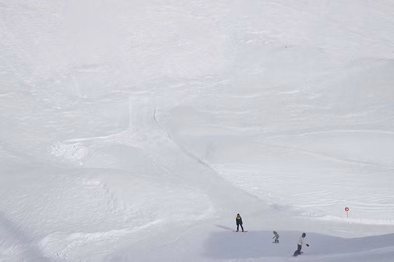 Những người trượt ván tuyết tận hưởng một ngày trên núi Hafelekar gần Innsbruck, Áo, ngày 28/12/2023. (Ảnh: REUTERS/Leonhard Foeger) Chùm ảnh khung cảnh mùa đông khắp thế giới nhìn từ trên cao