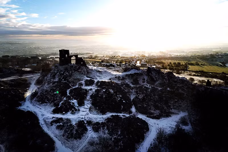 Lâu đài Mow Cop phủ đầy tuyết ở Mow Cop, Staffordshire, Anh, ngày 16/1. (Ảnh: REUTERS/Carl Recine) Chùm ảnh khung cảnh mùa đông khắp thế giới nhìn từ trên cao