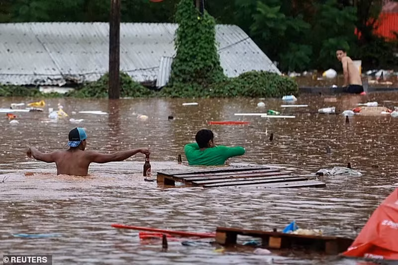 Chùm ảnh bão tấn công làm vỡ đập thủy điện, ít nhất 29 người thiệt mạng