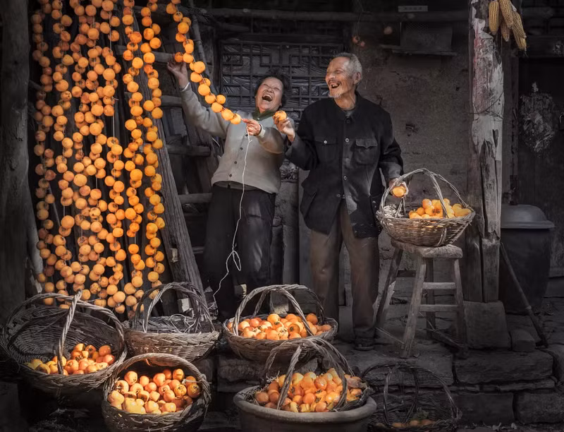 Ảnh "Hanging Up Persimmons" (Treo hồng) của nhiếp ảnh gia Trung Quốc Zhonghua Yang, chiến thắng trong hạng mục Moments of Joy (Khoảnh khắc hân hoan). Nhiếp ảnh gia Việt Nam giành giải cuộc thi Pink Lady 2023