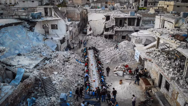 Ảnh Ramadan Meals Among the Ruins in Idlib, Syria (Bữa ăn Ramadan giữa những tàn tích ở Idlib, Syria) của nhiếp ảnh gia Syria Mouneb Taim, chiến thắng trong hạng mục Politics of Food (Chính trị và Thực phẩm). Nhiếp ảnh gia Việt Nam giành giải cuộc thi Pink Lady 2023