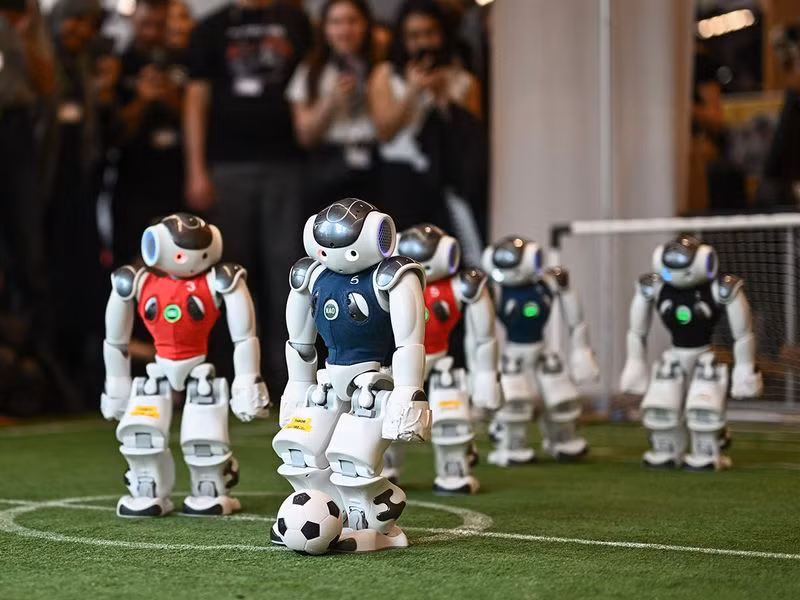 Các đội robot trên sân bóng đá nhân tạo thu nhỏ tại hội nghị thượng đỉnh về trí tuệ nhân tạo (AI) về các ứng dụng trên phạm vi rộng của công nghệ. Sự kiện do Liên minh Viễn thông Quốc tế (ITU) tổ chức tại Geneva, Thụy Sĩ. Robot chơi bóng đá tại Thượng đỉnh AI vì điều tốt đẹp