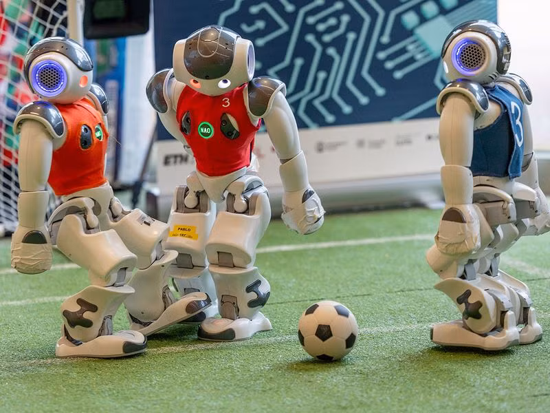 Robot Nao của nhóm Nomadz, do ETHZ và Insait Bulgaria lập trình, chơi một trận bóng đá trong hội nghị thượng đỉnh do Liên minh Viễn thông Quốc tế (ITU) tổ chức tại Geneva, Thụy Sĩ Robot chơi bóng đá tại Thượng đỉnh AI vì điều tốt đẹp