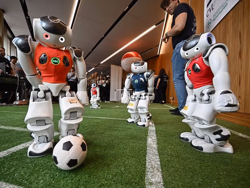 Robot chơi bóng đá là tác phẩm của một nhóm sinh viên đến từ trường đại học ETH Zurich (Thụy Sĩ). Robot chơi bóng đá tại Thượng đỉnh AI vì điều tốt đẹp