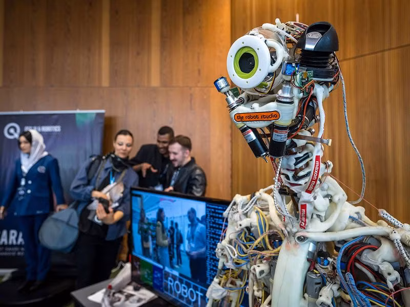 Robot sử dụng trí tuệ nhân tạo được trưng bày tại một gian hàng trong khuôn khổ "Hội nghị thượng đỉnh toàn cầu AI vì điều tốt đẹp" của Liên minh Viễn thông Quốc tế (ITU) ở Geneva. Robot chơi bóng đá tại Thượng đỉnh AI vì điều tốt đẹp