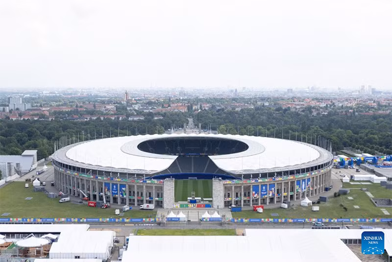 Bức ảnh này được chụp ngày 7/6 cho thấy khung cảnh bên ngoài của Sân vận động Olympic Berlin. Sân vận động Olympic Berlin trước giờ khai màn trận Tây Ban Nha-Croatia