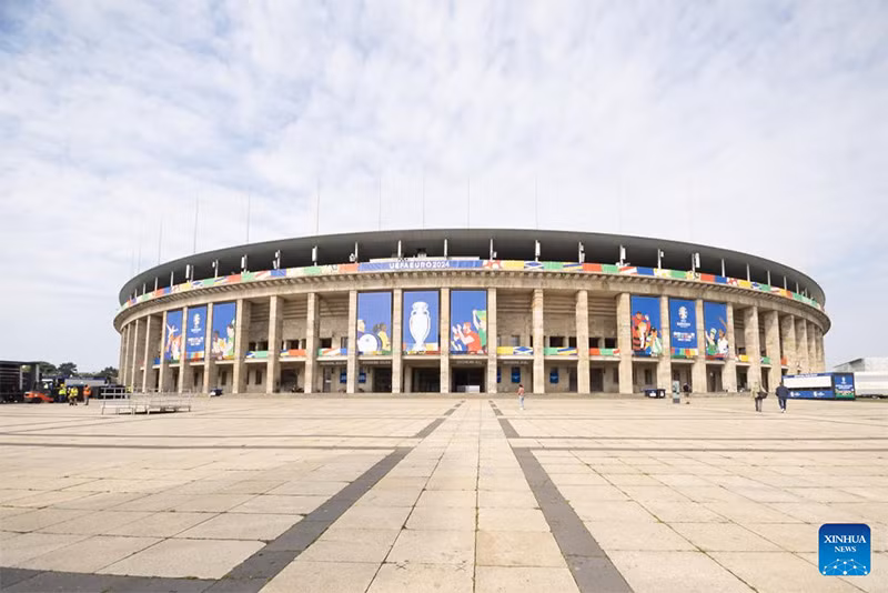 Bên ngoài sân vận động Olympic Berlin. Sân vận động Olympic Berlin trước giờ khai màn trận Tây Ban Nha-Croatia