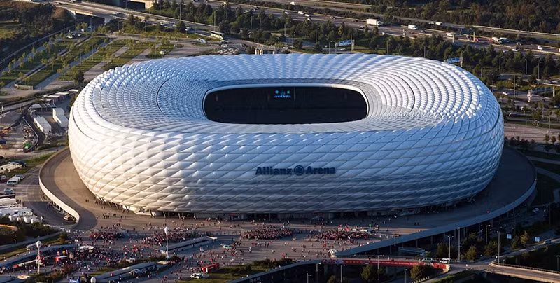 Được biết đến nhiều hơn với cái tên Allianz Arena cho các trận đấu của Bayern Munich, sân vận động này tổ chức trận khai mạc EURO 2024 khi Đức gặp Scotland sáng sớm ngày 15/6 (giờ Việt Nam). Cận cảnh sân vận động Munich diễn ra trận khai mạc EURO 2024