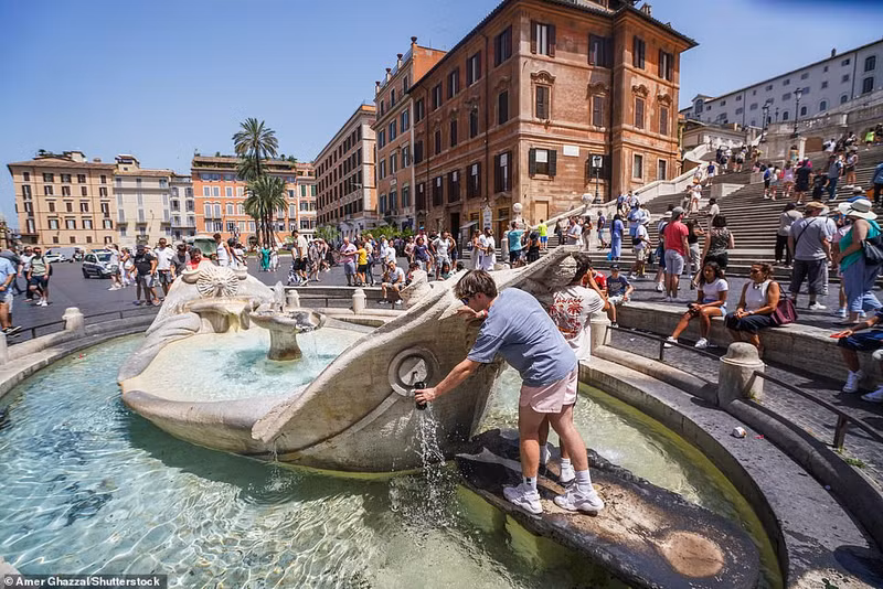Italy cảnh báo nắng nóng gay gắt đến mức gây nguy cơ sức khỏe cho toàn bộ người dân - không chỉ các nhóm dễ bị tổn thương như người già và trẻ nhỏ. Chùm ảnh người dân châu Âu vật vã trước làn sóng nhiệt