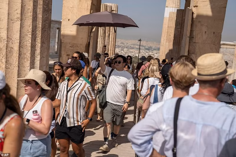 Khách du lịch chịu nóng tại Acropopolis ở Athens, Hy Lạp. Chùm ảnh người dân châu Âu vật vã trước làn sóng nhiệt