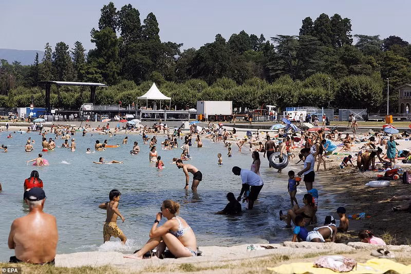 Mọi người ngồi trên Baby plage bên bờ hồ Geneva, ở Geneva, Thụy Sĩ ngày 11/7. Chùm ảnh người dân châu Âu vật vã trước làn sóng nhiệt