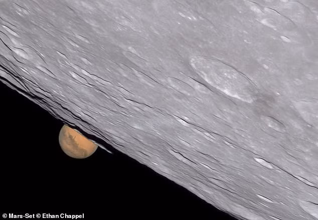Tác phẩm Mars-Set của Ethan Chappel. Sao Hỏa bị che khuất ngày 8/12/2022. Trong quá trình che khuất, Mặt trăng đi qua phía trước Sao Hỏa nên nhà chụp ảnh thiên văn chụp cả 2 vật thể. Mãn nhãn những bức ảnh đoạt giải Nhiếp ảnh gia thiên văn