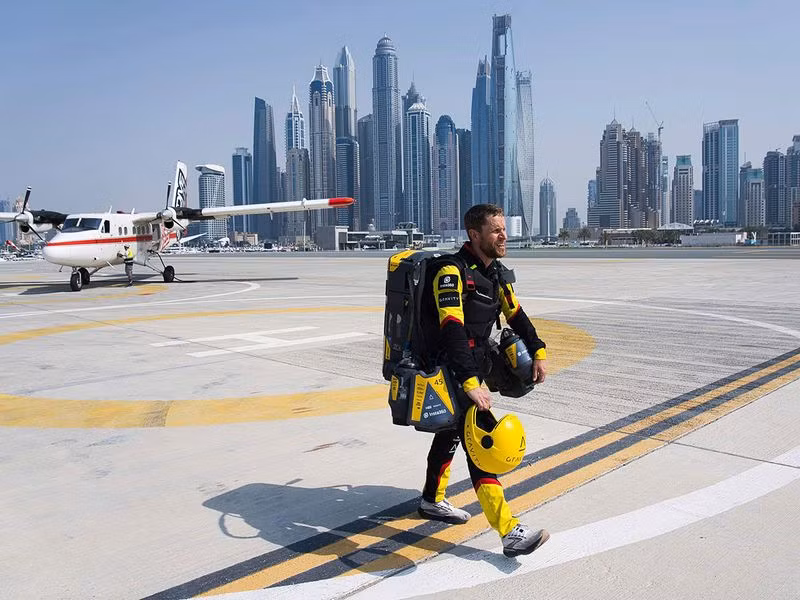 Richard Browning là người sáng lập và phi công thử nghiệm trưởng của Gravity Industries, công ty tổ chức cuộc đua ở Dubai. Chùm ảnh cuộc thi của các Iron Man ở Dubai