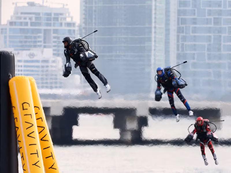 Các phi công Iron Man xếp hàng trên một đường băng ở Dubai để bay lên không trung bằng trang phục gắn động cơ. Chùm ảnh cuộc thi của các Iron Man ở Dubai
