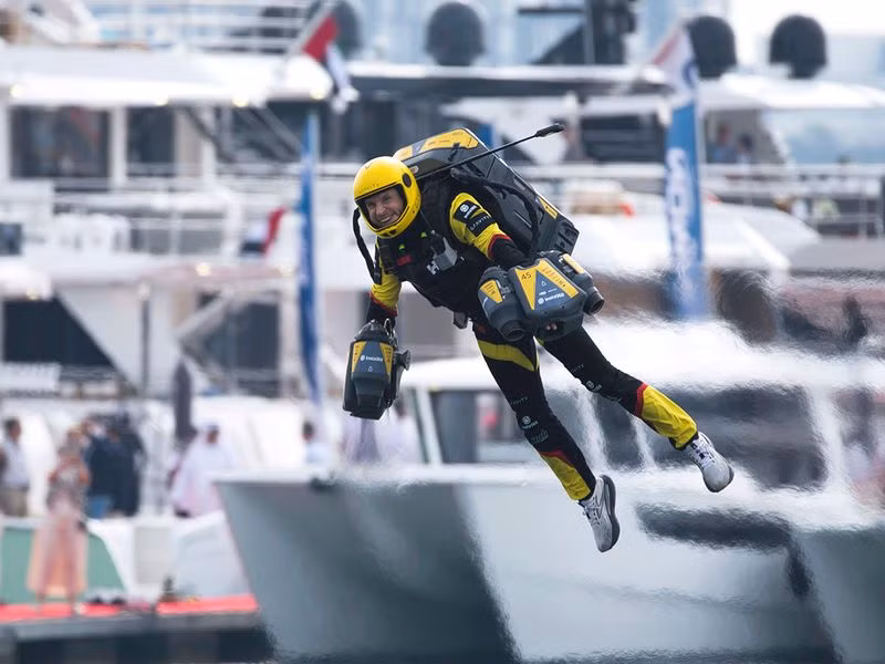 Richard Browning của Gravity Industries trong một bộ đồ phản lực của công ty anh. Chùm ảnh cuộc thi của các Iron Man ở Dubai