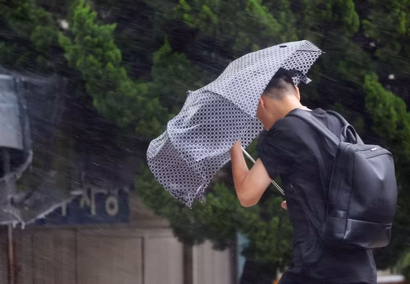 Một cơn bão khác tên Lan, đang tiến gần quần đảo Ogasawara, cách Tokyo khoảng 1.000 km về phía nam vào cuối ngày 9/8. Chùm ảnh mưa lũ hoành hành, Hàn Quốc hủy 350 chuyến bay