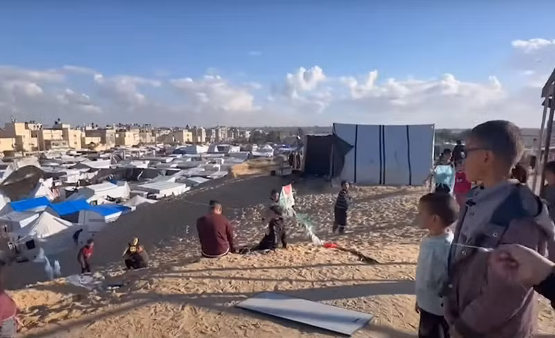 Tariq Khalaf, 12 tuổi, có một con diều và cậu rất tự hào về điều đó. “Khi mặt trời mọc, cháu ra khỏi lều và nhìn thấy một số bạn thả diều. Cháu đã hỏi các bạn cách làm diều” – cậu bé nói. Hình ảnh những cánh diều trên bầu trời Gaza