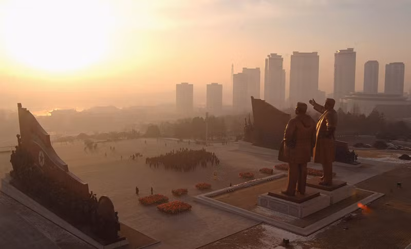Tượng của người sáng lập Triều Tiên Kim Nhật Thành và cựu lãnh đạo Kim Jong Il tại đồi Mansudae ở Bình Nhưỡng. Chùm ảnh những công trình kiến trúc đô thị ấn tượng ở Triều Tiên