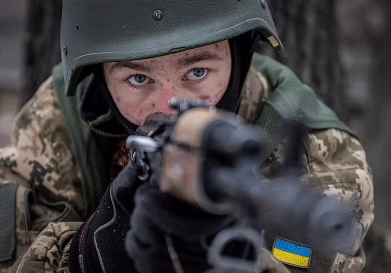 Chùm ảnh tân binh và tình nguyện viên Ukraine luyện phòng thủ