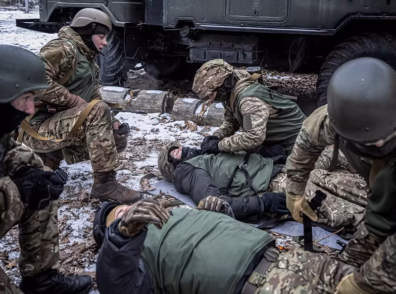 Chùm ảnh tân binh và tình nguyện viên Ukraine luyện phòng thủ