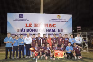 Ban Tổ chức trao giải cho các đội bóng nam vô địch giải đấu.