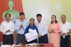Hơn 42 triệu đồng được trao đến hoàn cảnh em Tuyết Nhi.