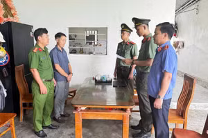 Công an đọc lệnh khởi tố bị can. (Ảnh: CAHT)