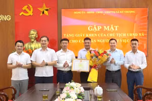 Xã Kỳ Thượng khen thưởng anh Nguyễn Hữu Phước.